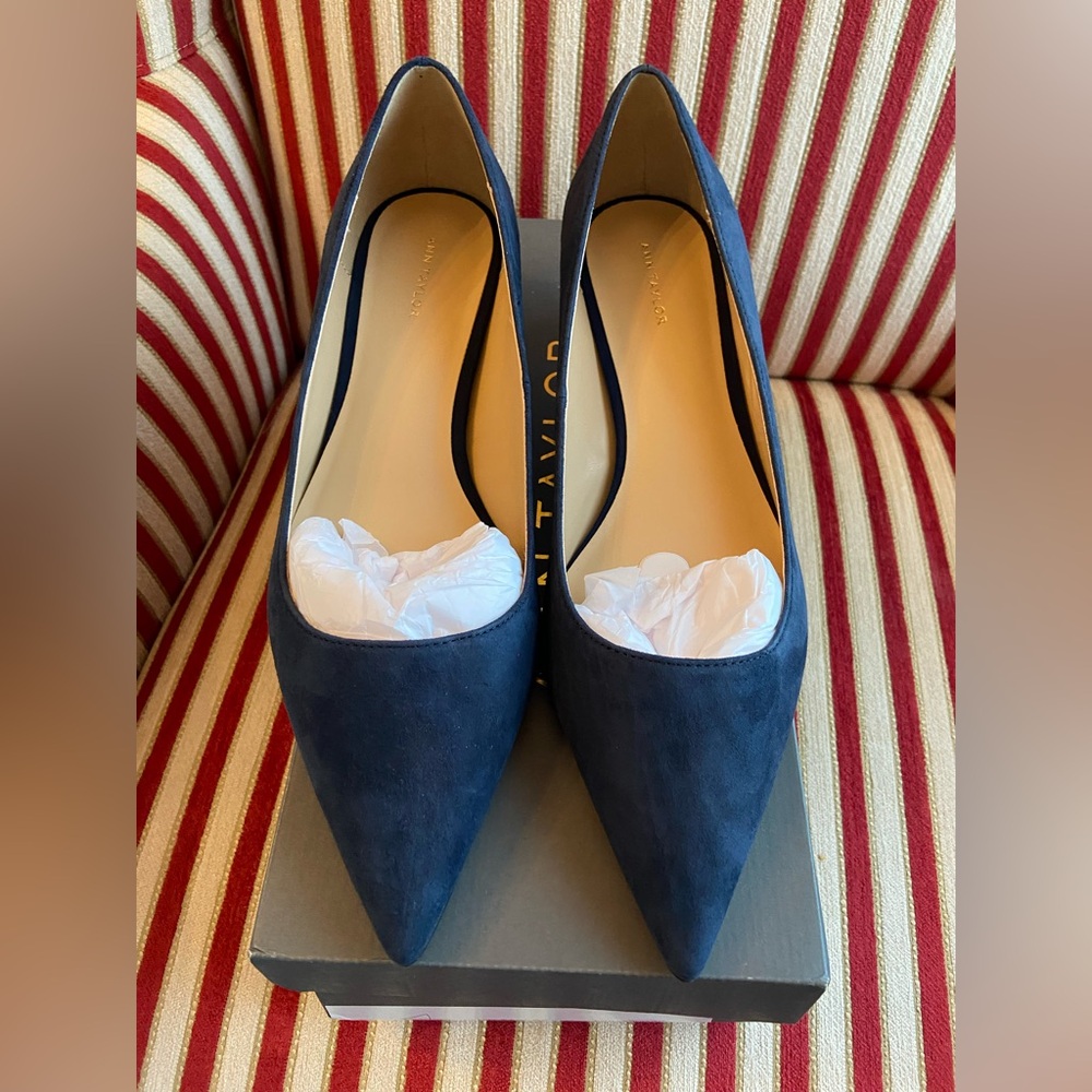 NIB Ann Taylor Navy Suede kitten heel size 8.5